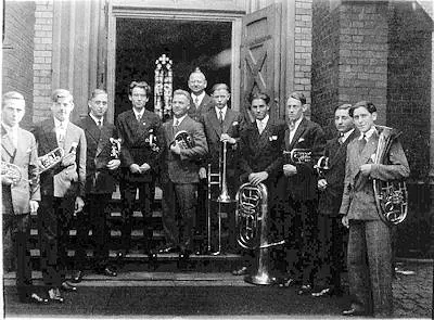 Gründungsmitglieder vor der Kirche in Steinheim, Schwarz/Weiß Fotografie