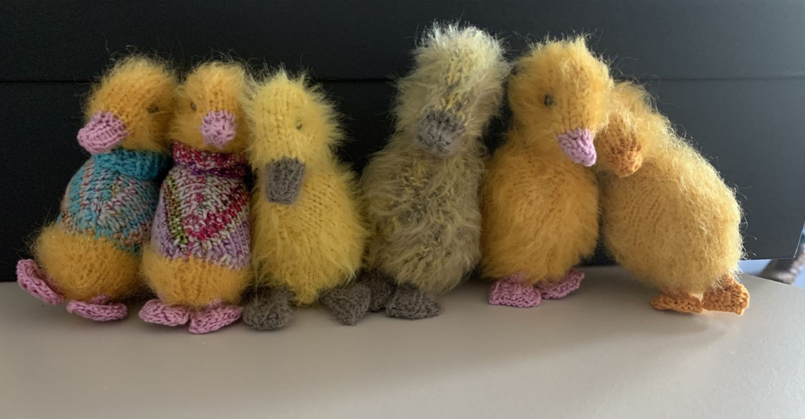 Gestrickte Kücken in Reihe