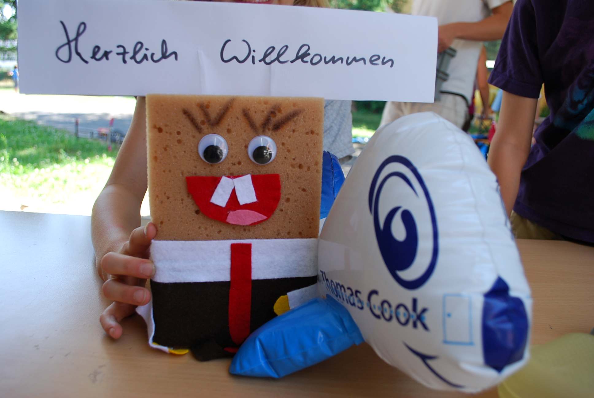 Herzlich Willkommen Schild gebastelt mit Schwamm und Flugzeug