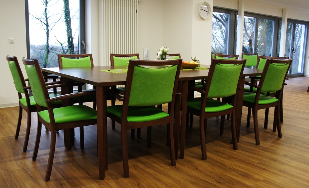 Tisch für 13 Tagesgäste