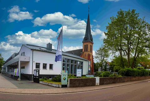 Gemeinderäume, Familienzentrum, Kindertagesstätte und Kirche. Straßenansicht.