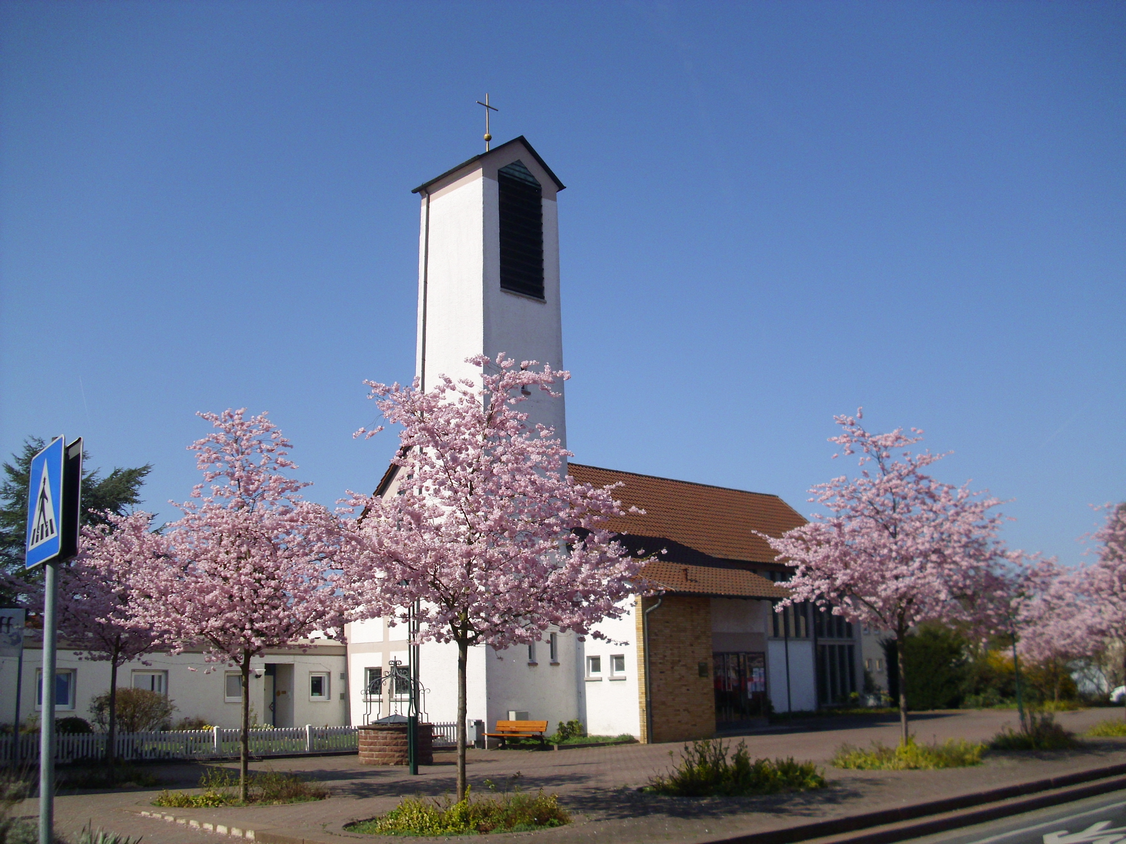 Erlöserkirche in Klein-Auheim im Frühling