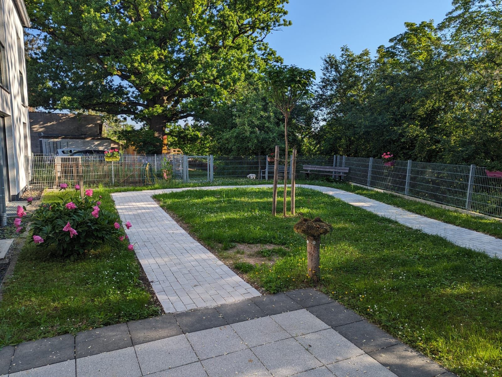 Garten mit Weg für Rollatoren