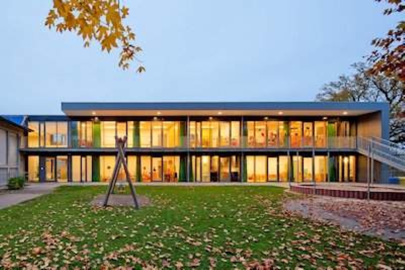 Kitaansicht. Im Vordergrund der Spielplatz